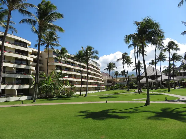 Manicured commercial grounds with trimmed entrance beds